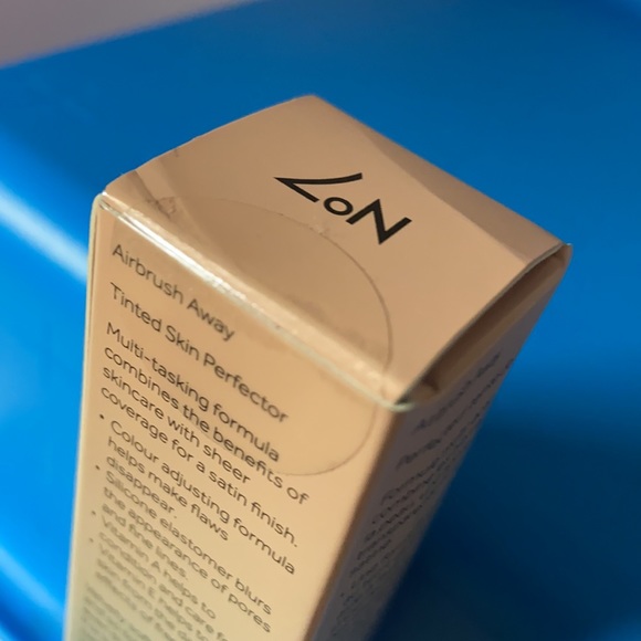 No 7 Airbrush Away Tinted Skin Perfector Size: 40ml - Picture 6 of 6